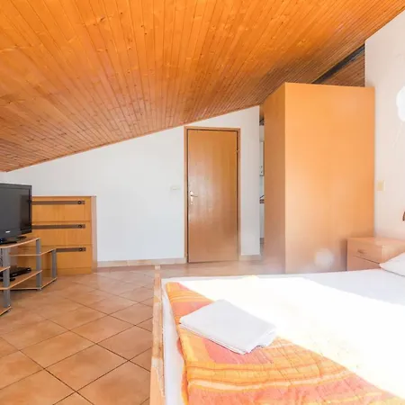 Crljenko Apartment